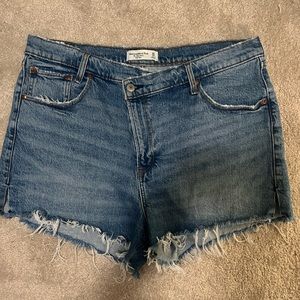 Size 32 mom short, high rise. Cross front button